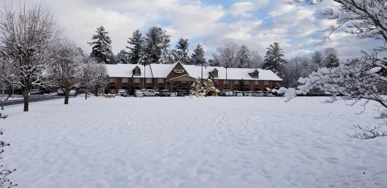 Mountain Inn & Suites Flat Rock Esterno foto