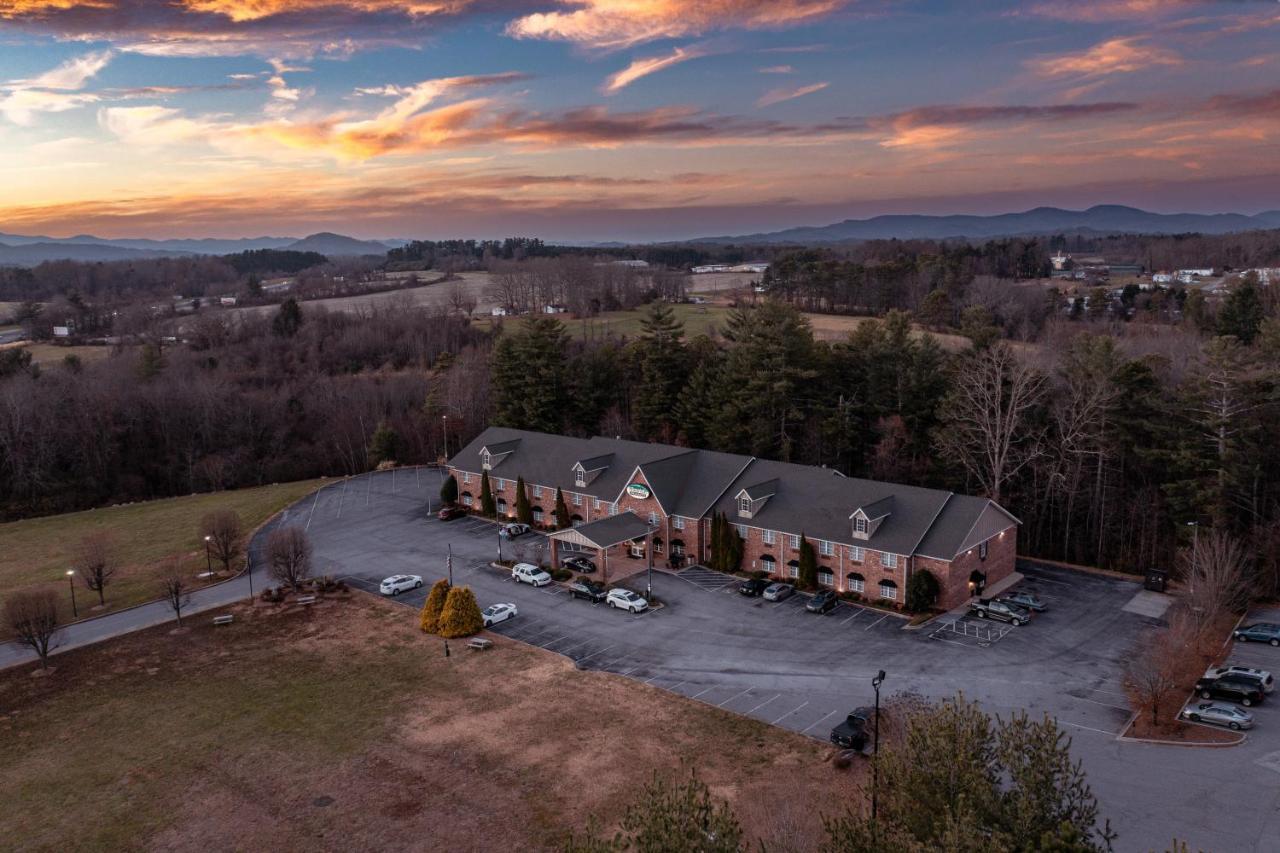 Mountain Inn & Suites Flat Rock Esterno foto
