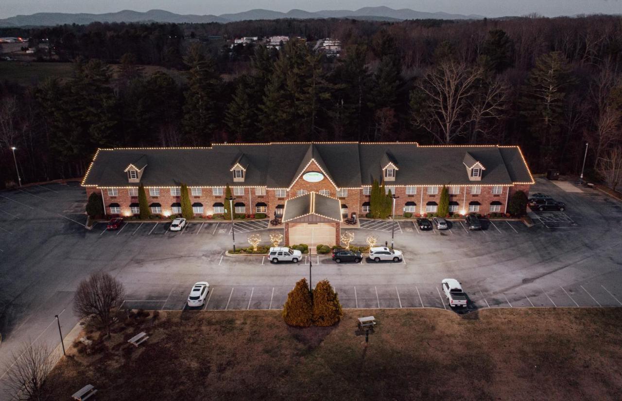 Mountain Inn & Suites Flat Rock Esterno foto