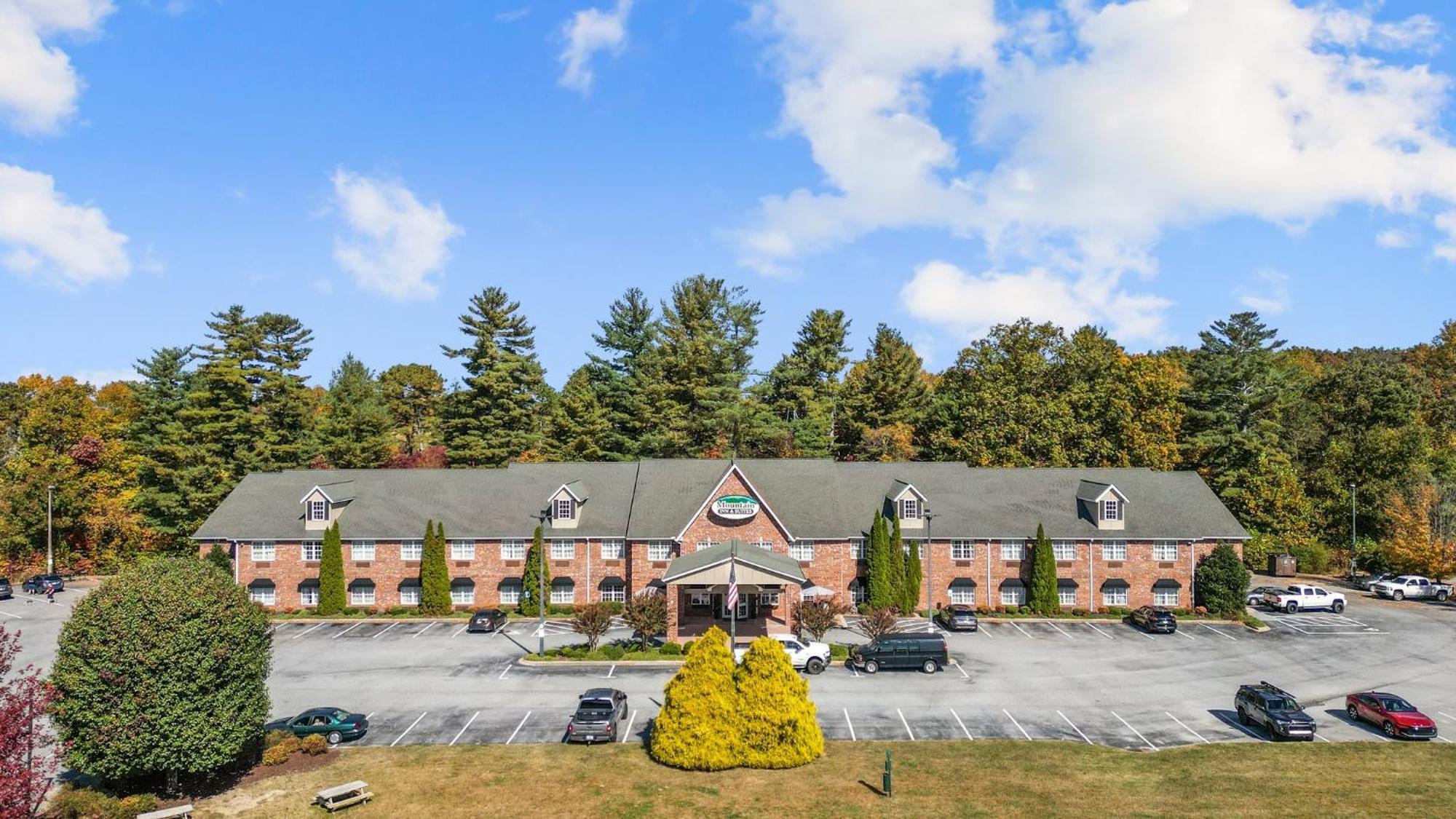 Mountain Inn & Suites Flat Rock Esterno foto