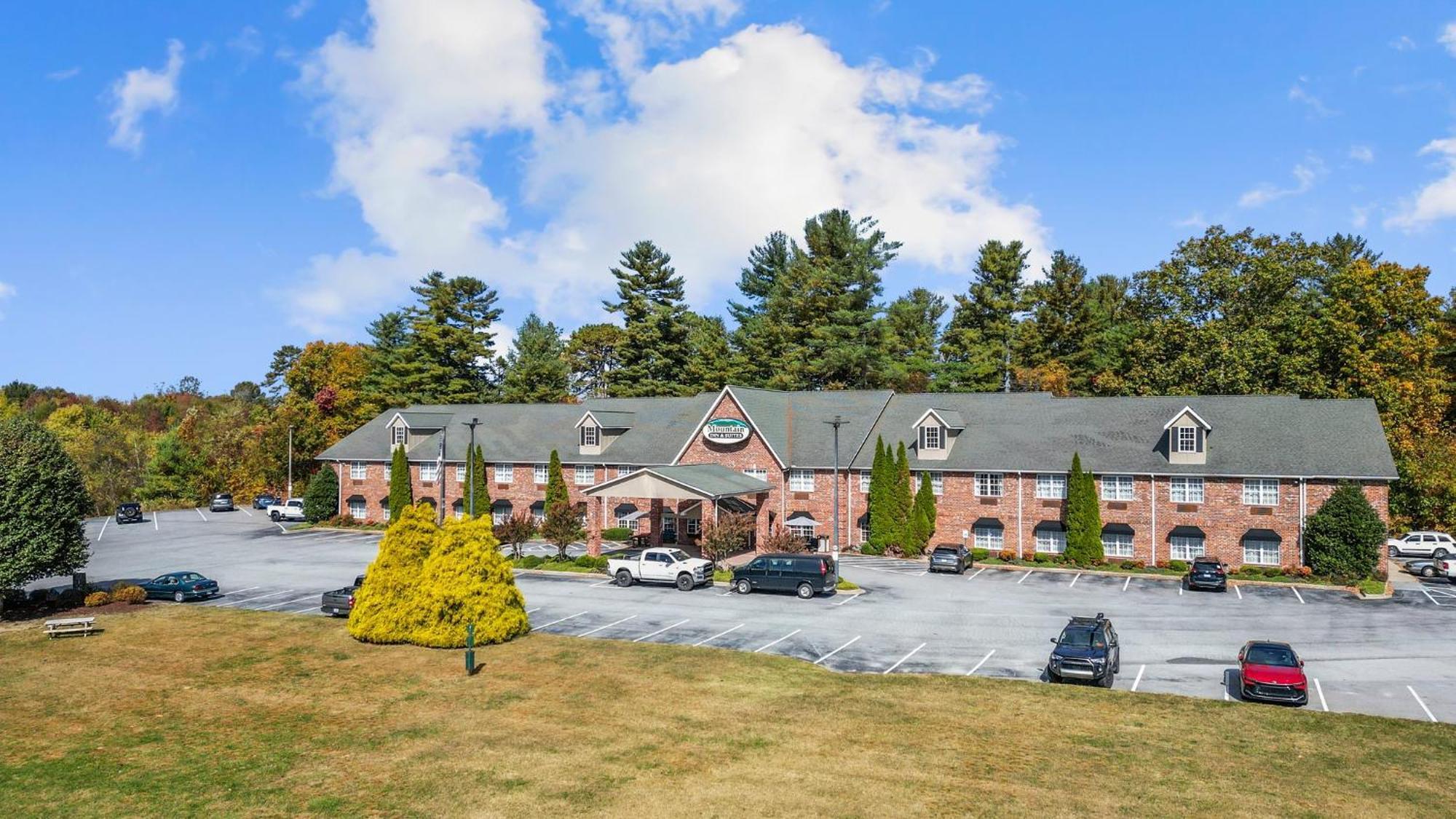 Mountain Inn & Suites Flat Rock Esterno foto